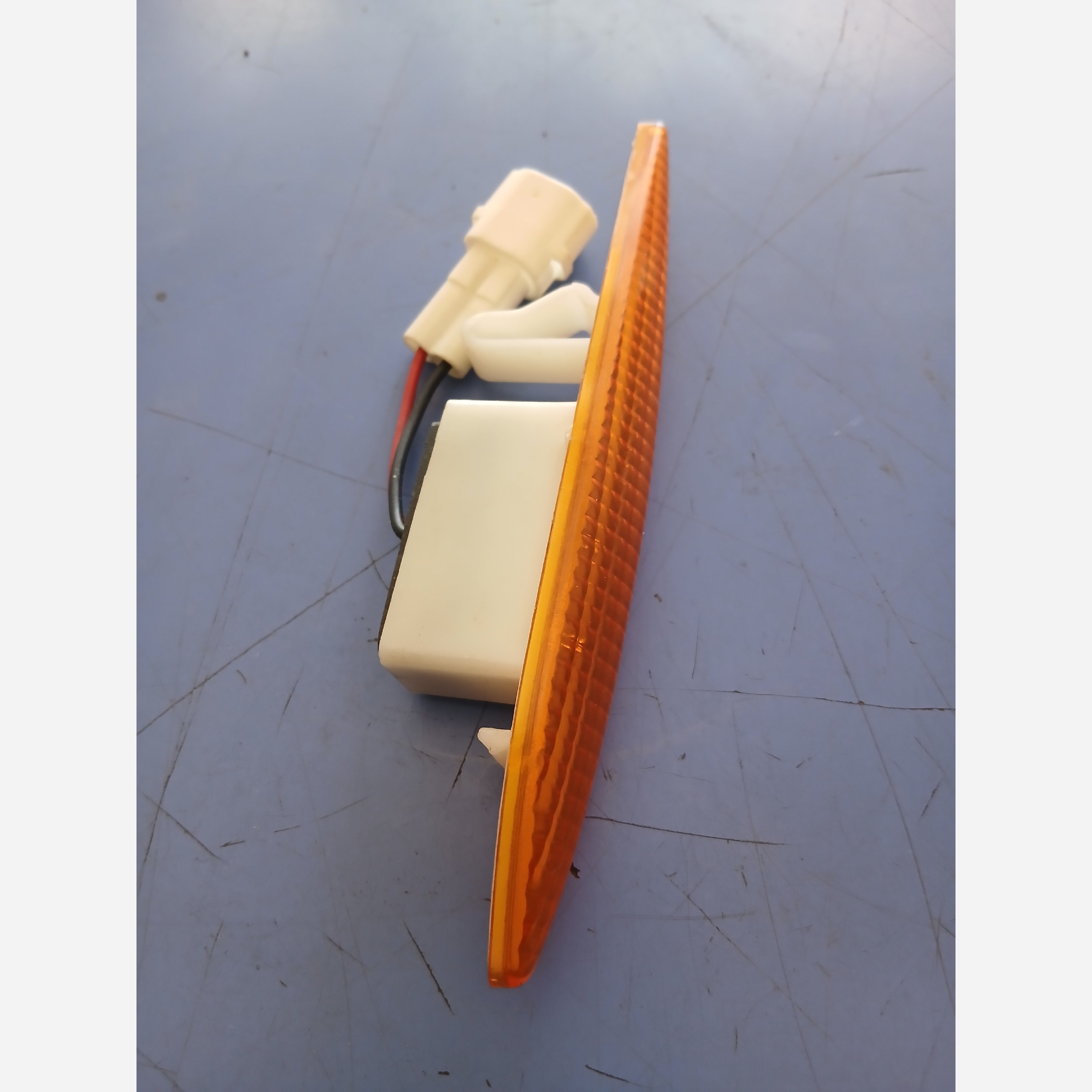 چراغ راهنمای روی گلگیر راست ام وی ام 315قدیم(پسکرایه)